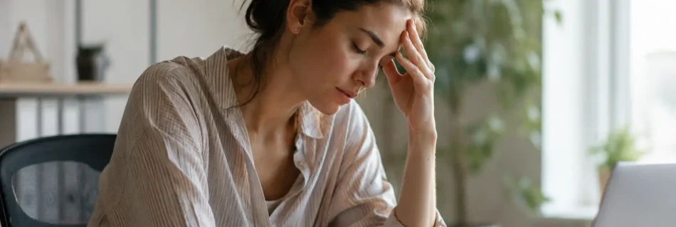 femme seule au bureau fatigue émotionnelle besoin de repos surcharge mentale lumière naturelle
